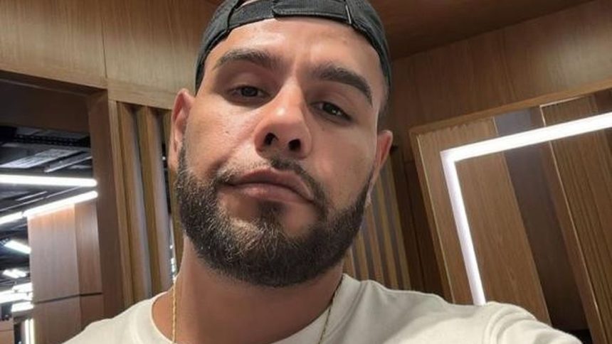 Homem com boné e barba, possível suspeito de agressão em Manaus.