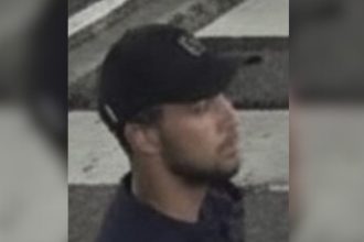 Homem de boné preto, suspeito de furto de veículo, procurado pela Polícia Civil.