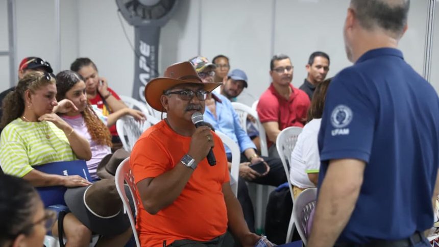 Homem fala ao microfone em evento sobre cursos gratuitos da Expoagro 2025 para o setor primário.
