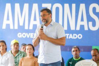 Homem fala em evento sobre subvenção da piaçava no Amazonas.