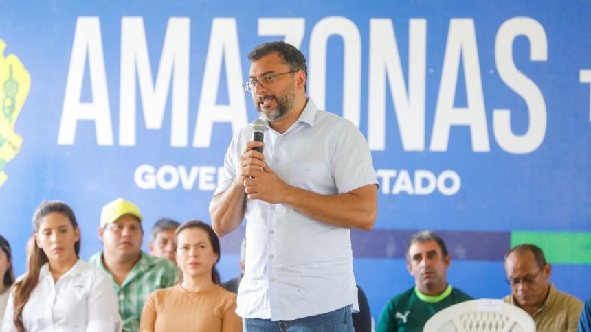 Homem fala em evento sobre subvenção da piaçava no Amazonas.