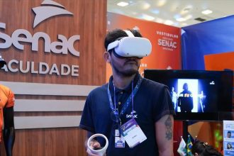 Homem usando óculos de realidade virtual em evento da Senac, Feira Norte do Estudante.