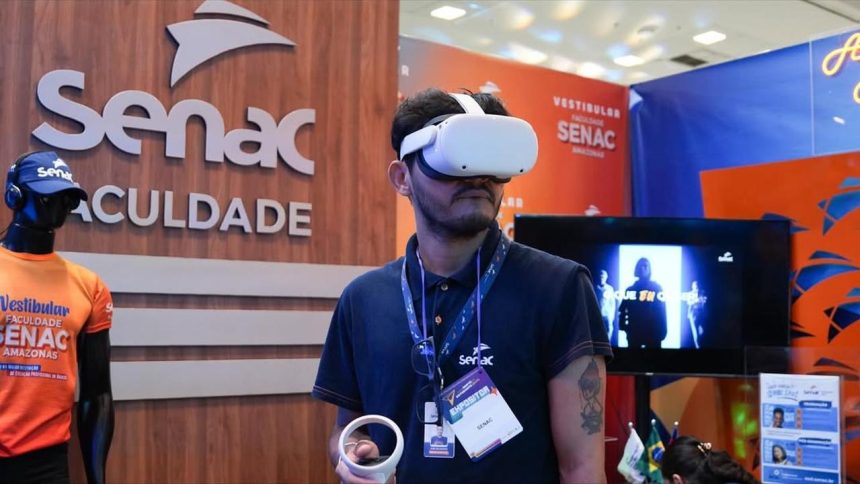 Homem usando óculos de realidade virtual em evento da Senac, Feira Norte do Estudante.