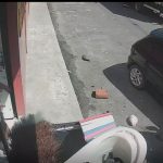 Idosa é prensada entre veículos em acidente de trânsito, registrado por câmera de segurança.