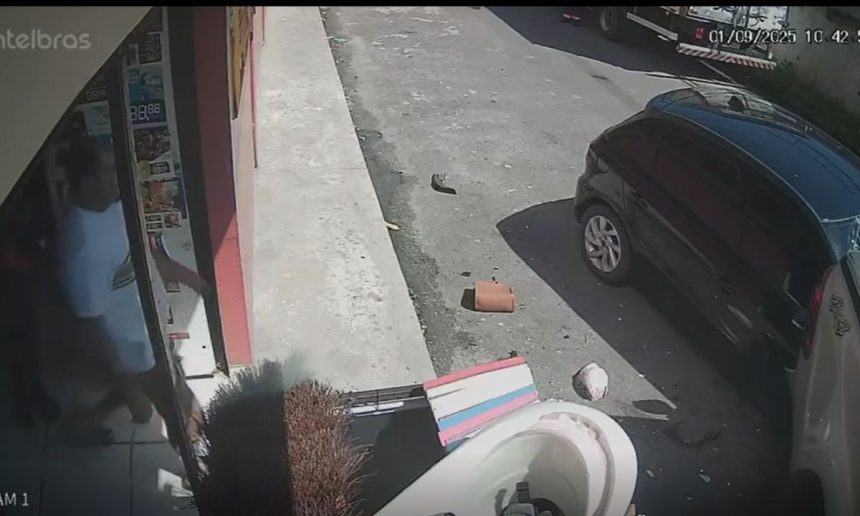 Idosa é prensada entre veículos em acidente de trânsito, registrado por câmera de segurança.