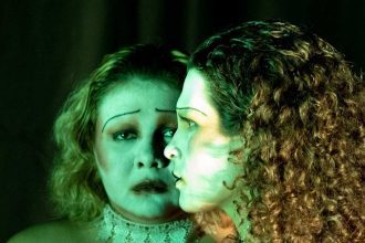 Imagem de duas atrizes com maquiagem de palhaço em tons de verde para a peça Poço dos Desejos.