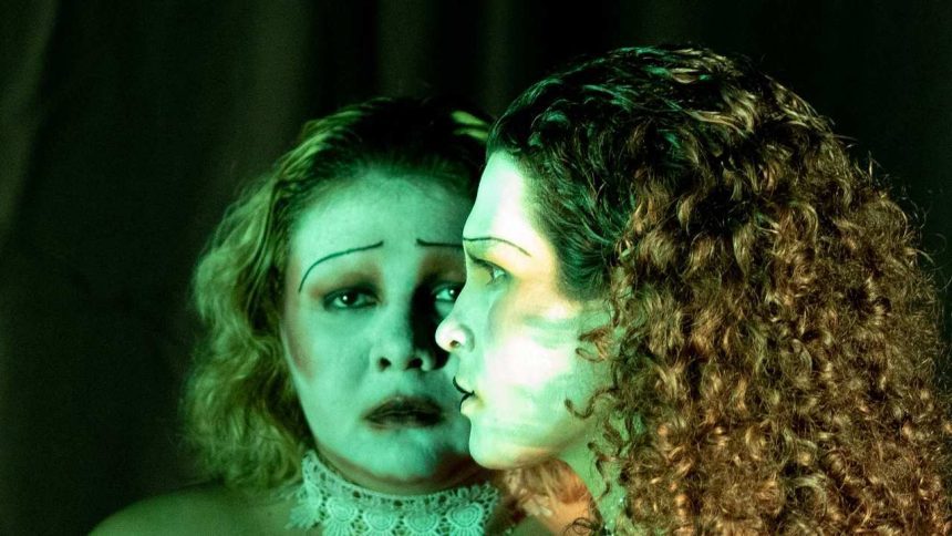 Imagem de duas atrizes com maquiagem de palhaço em tons de verde para a peça Poço dos Desejos.