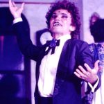 Imagem de homem com maquiagem e traje de palco, em um documentário sobre a Amazônia.