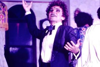 Imagem de homem com maquiagem e traje de palco, em um documentário sobre a Amazônia.