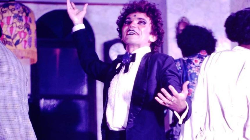 Imagem de homem com maquiagem e traje de palco, em um documentário sobre a Amazônia.