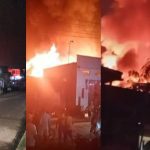 Incêndio de grandes proporções atinge residências e igreja à noite, com chamas e fumaça visíveis.