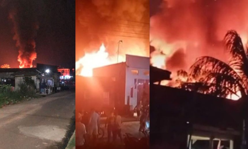 Incêndio de grandes proporções atinge residências e igreja à noite, com chamas e fumaça visíveis.