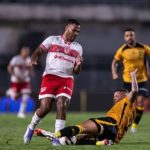 Jogadores de futebol em campo durante a partida CRB x Amazonas, Série B