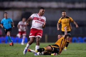 Jogadores de futebol em campo durante a partida CRB x Amazonas, Série B
