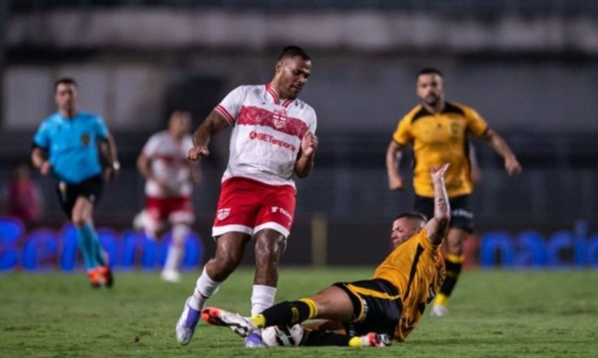 Jogadores de futebol em campo durante a partida CRB x Amazonas, Série B