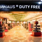 Loja Duty Free no Aeroporto de Manaus com decoração festiva de balões.