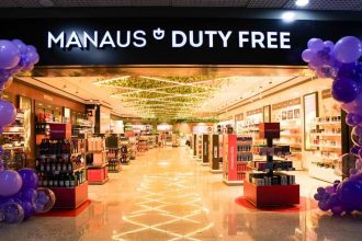 Loja Duty Free no Aeroporto de Manaus com decoração festiva de balões.