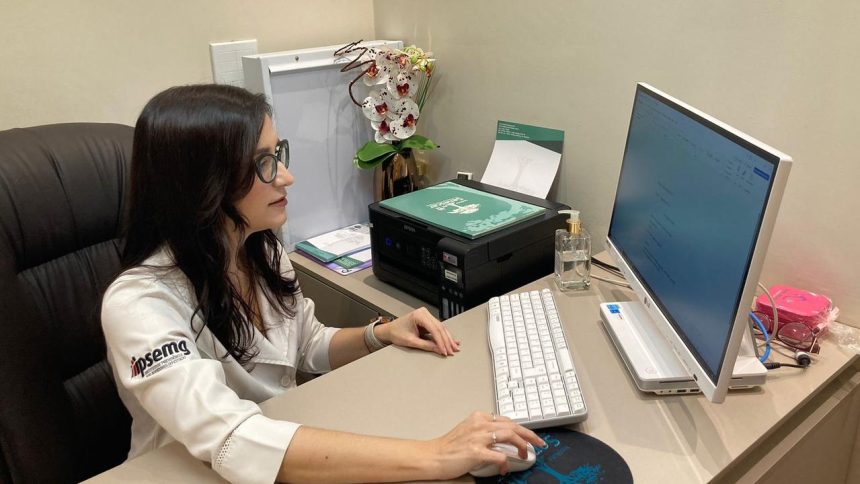 Médica em consultório, preparando-se para atender e discutir a importância dos cuidadores no Alzheimer.