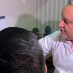 Médico urologista explica sobre anatomia do rim a um paciente