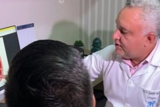 Médico urologista explica sobre anatomia do rim a um paciente