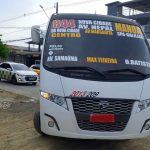 Micro-ônibus apreendido em operação de fiscalização, mostrando detalhes da rota e informações.