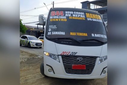 Micro-ônibus apreendido em operação de fiscalização, mostrando detalhes da rota e informações.
