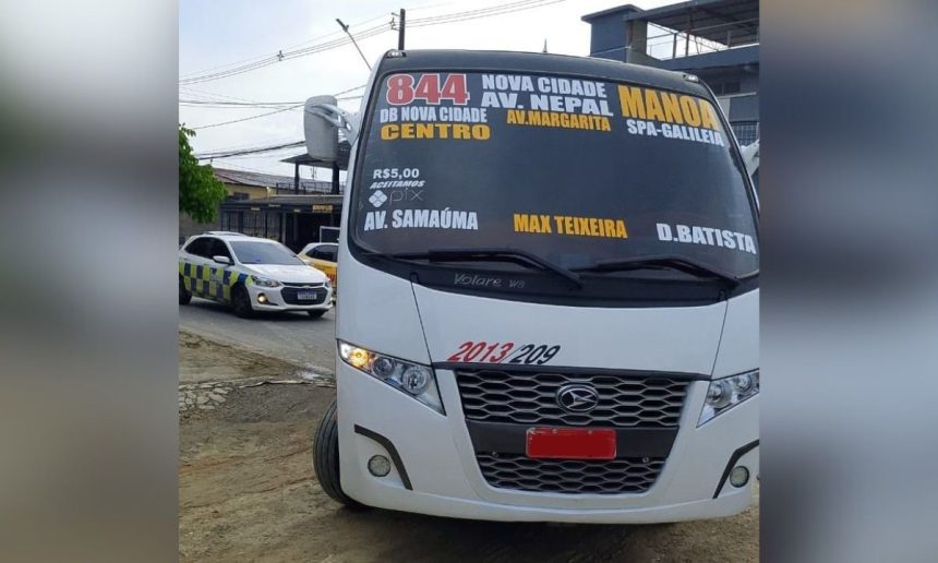 Micro-ônibus apreendido em operação de fiscalização, mostrando detalhes da rota e informações.