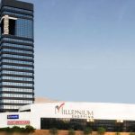 Millennium Shopping em Manaus com edifícios modernos e céu azul