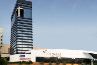 Millennium Shopping em Manaus com edifÃcios modernos e céu azul