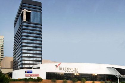 Millennium Shopping em Manaus com edifícios modernos e céu azul