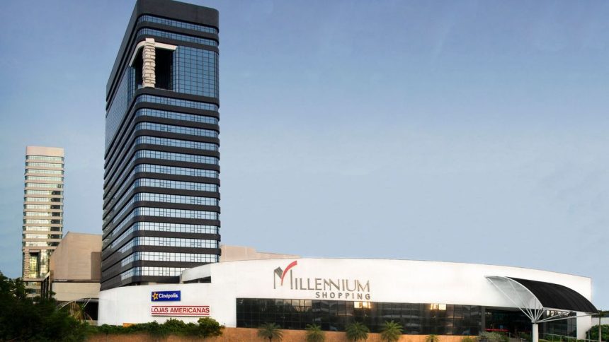 Millennium Shopping em Manaus com edifícios modernos e céu azul