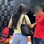 Mulher agredindo homem dentro de delegacia em Manaus.