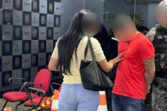 Mulher agredindo homem dentro de delegacia em Manaus.