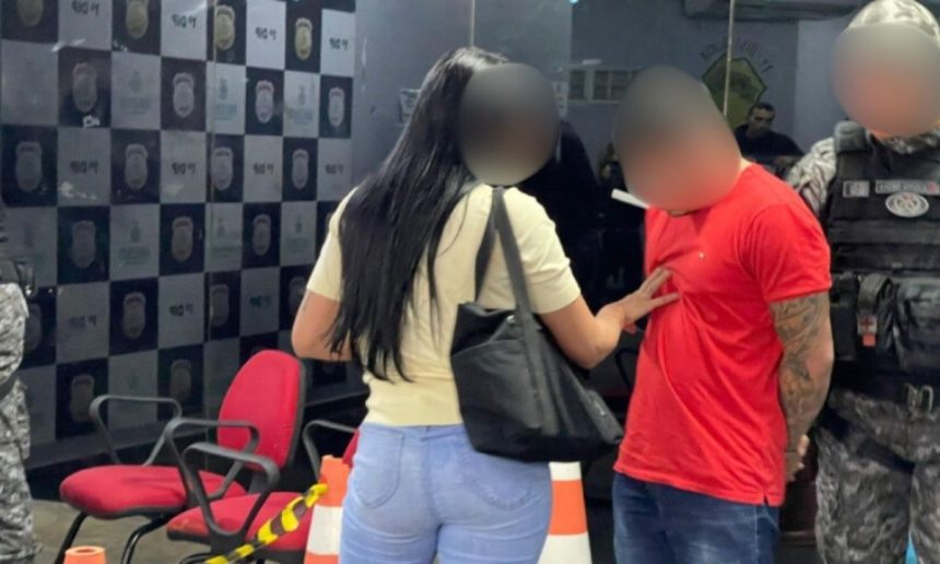 Mulher agredindo homem dentro de delegacia em Manaus.