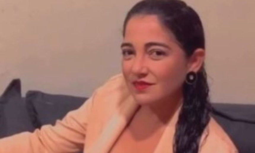 Mulher em imagem, possivelmente a vítima em caso de assassinato.