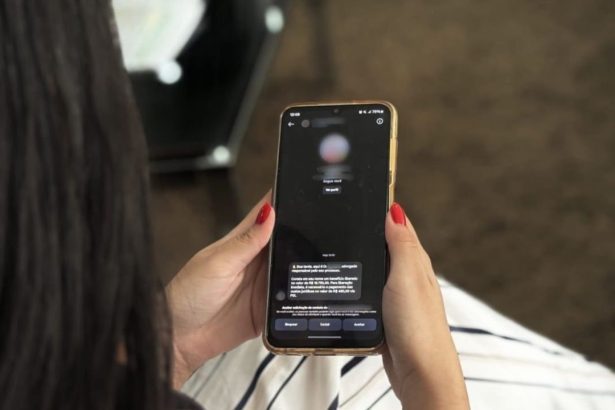 Mulher segurando celular com alerta da Polícia Civil sobre golpes virtuais.