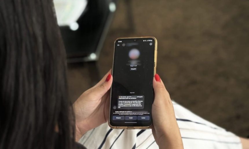 Mulher segurando celular com alerta da Polícia Civil sobre golpes virtuais.