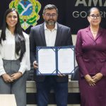 Mulheres comemoram o uso de armas de choque para defesa no Amazonas.