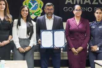 Mulheres comemoram o uso de armas de choque para defesa no Amazonas.