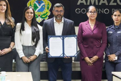 Mulheres comemoram o uso de armas de choque para defesa no Amazonas.