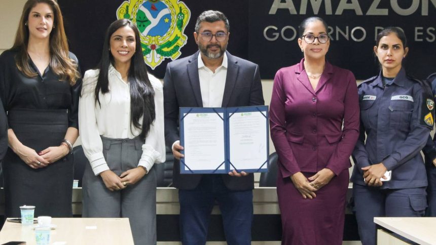 Mulheres comemoram o uso de armas de choque para defesa no Amazonas.