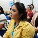 Mulheres em curso de Marketing Pessoal, atentas à palestra