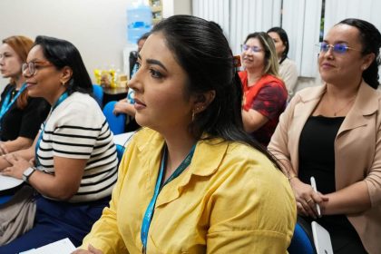 Mulheres em curso de Marketing Pessoal, atentas à palestra