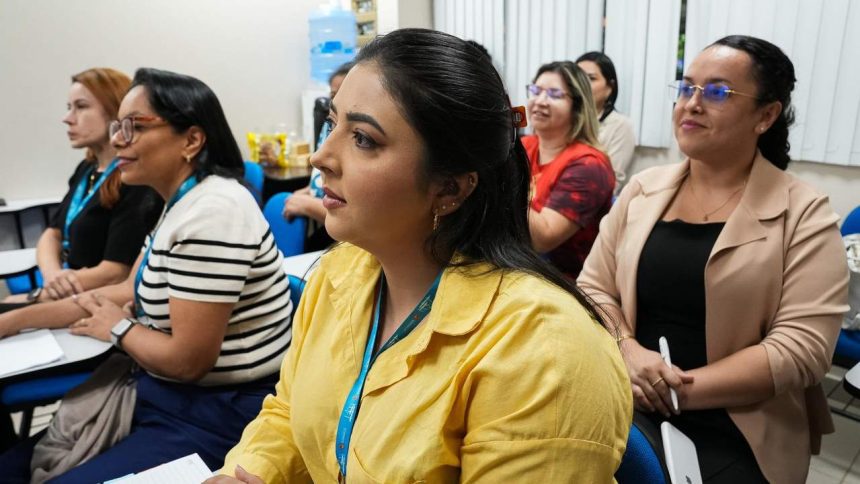 Mulheres em curso de Marketing Pessoal, atentas à palestra