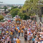 Multidão em procissão religiosa do Círio de Nazaré em Manaus, outubro.