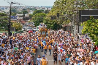 Multidão em procissão religiosa do Círio de Nazaré em Manaus, outubro.