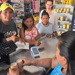 Mutirão da CAIXA em Santa Isabel do Rio Negro: atendimento no caixa de supermercado.