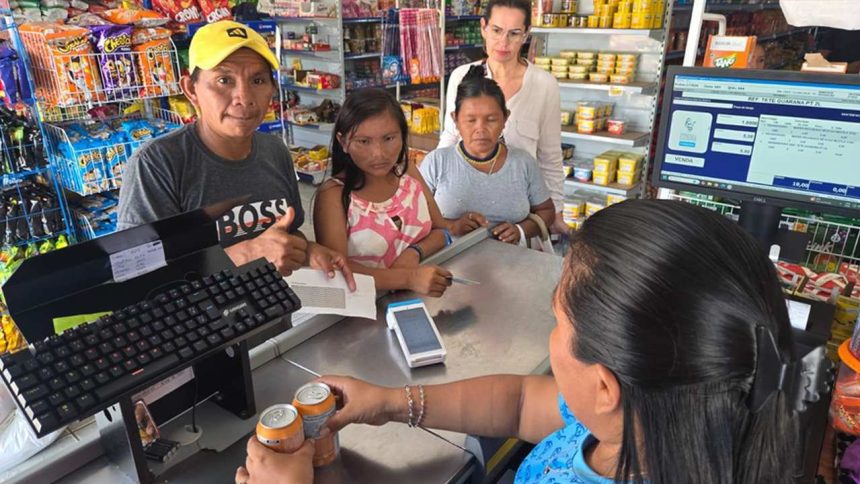 Mutirão da CAIXA em Santa Isabel do Rio Negro: atendimento no caixa de supermercado.