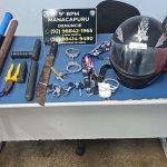 Objetos apreendidos pela polícia: capacetes, armas brancas, chaves, algemas e outros itens em Manacapuru.