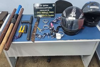 Objetos apreendidos pela polícia: capacetes, armas brancas, chaves, algemas e outros itens em Manacapuru.